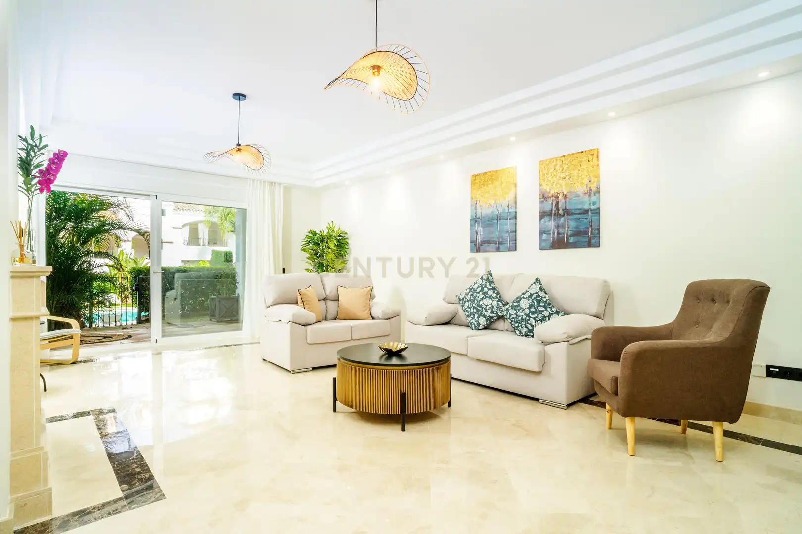 Wohnzimmer von Wohnungen zum Verkauf in Marbella mit Klimaanlage, Privatgarten und Ofen