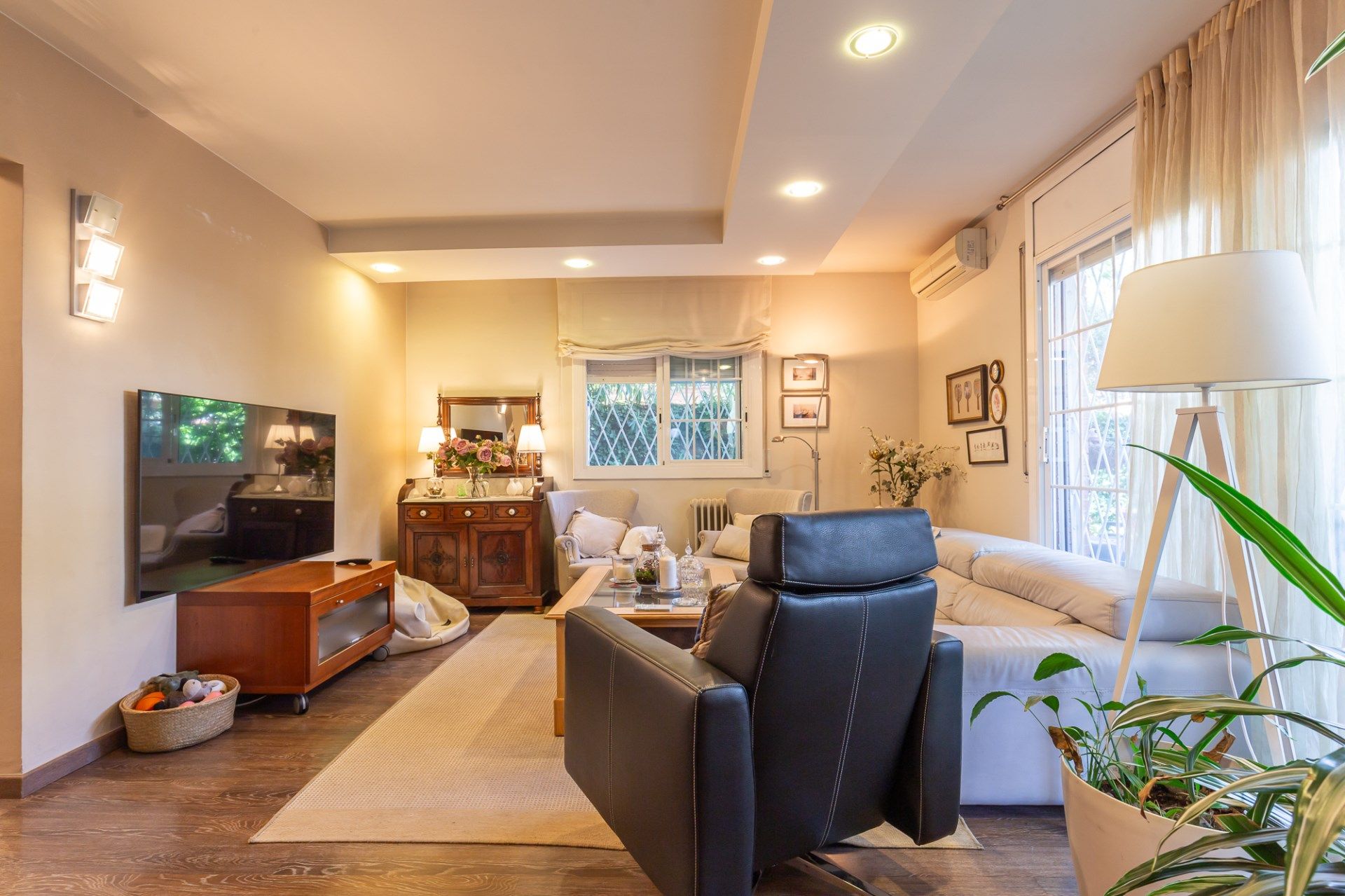 Living room of Single-family semi-detached for sale in Sant Cugat del Vallès  with Heating, Terrace and Storage room