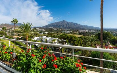 Vista exterior de Àtic en venda en Marbella amb Aire condicionat, Terrassa i Piscina