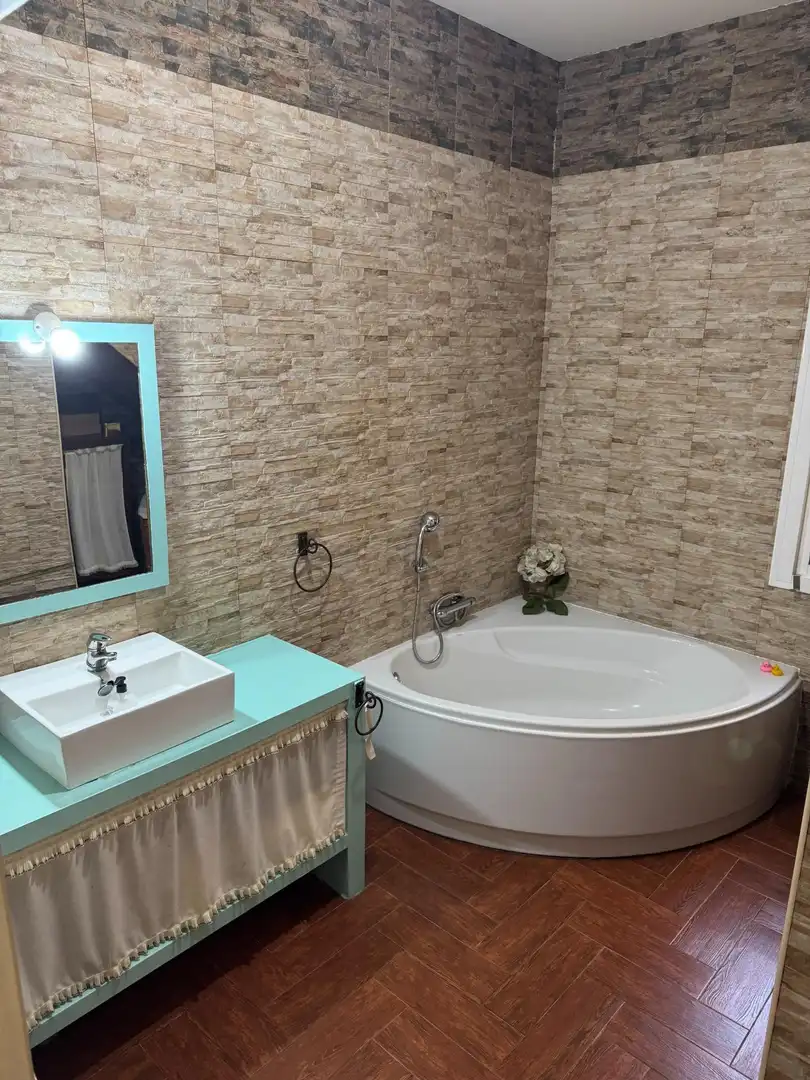 Bany de Casa o xalet en venda en Villanueva del Río y Minas amb Aire condicionat, Jardí privat i Terrassa