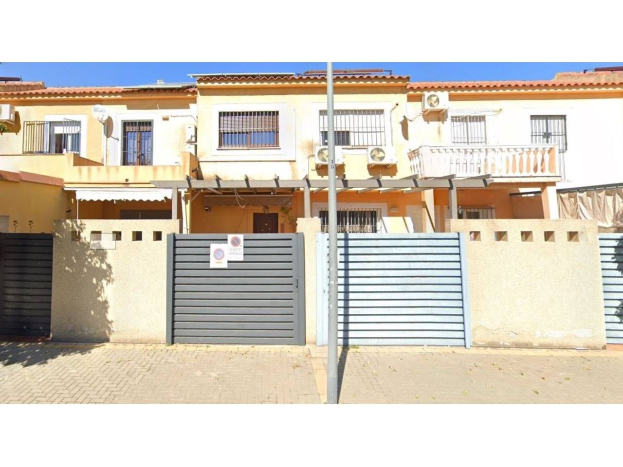 Vista exterior de Casa adosada en venta en  Sevilla Capital con Aire acondicionado, Calefacción y Jardín privado