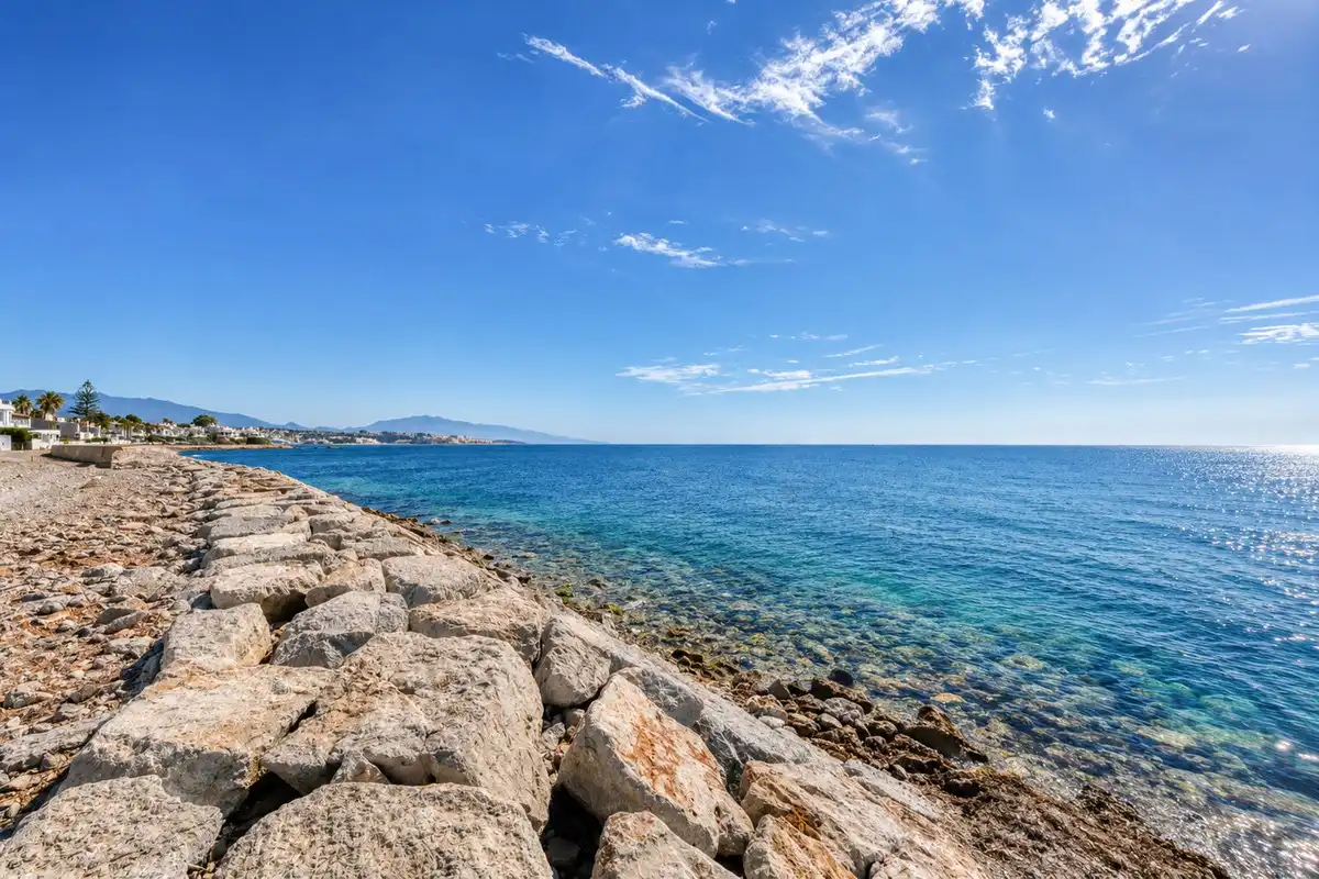 Vista exterior de Casa adosada en venta en Estepona con Aire acondicionado, Jardín privado y Terraza
