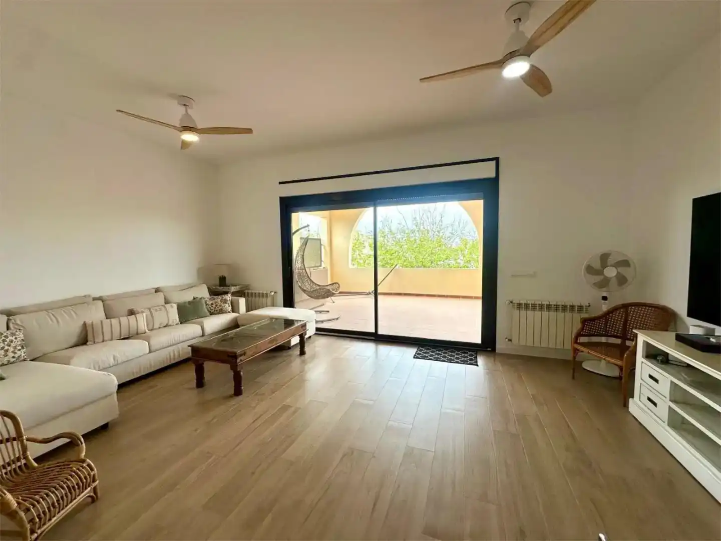 Sala d'estar de Casa adosada de lloguer en Cartagena amb Aire condicionat, Jardí privat i Moblat