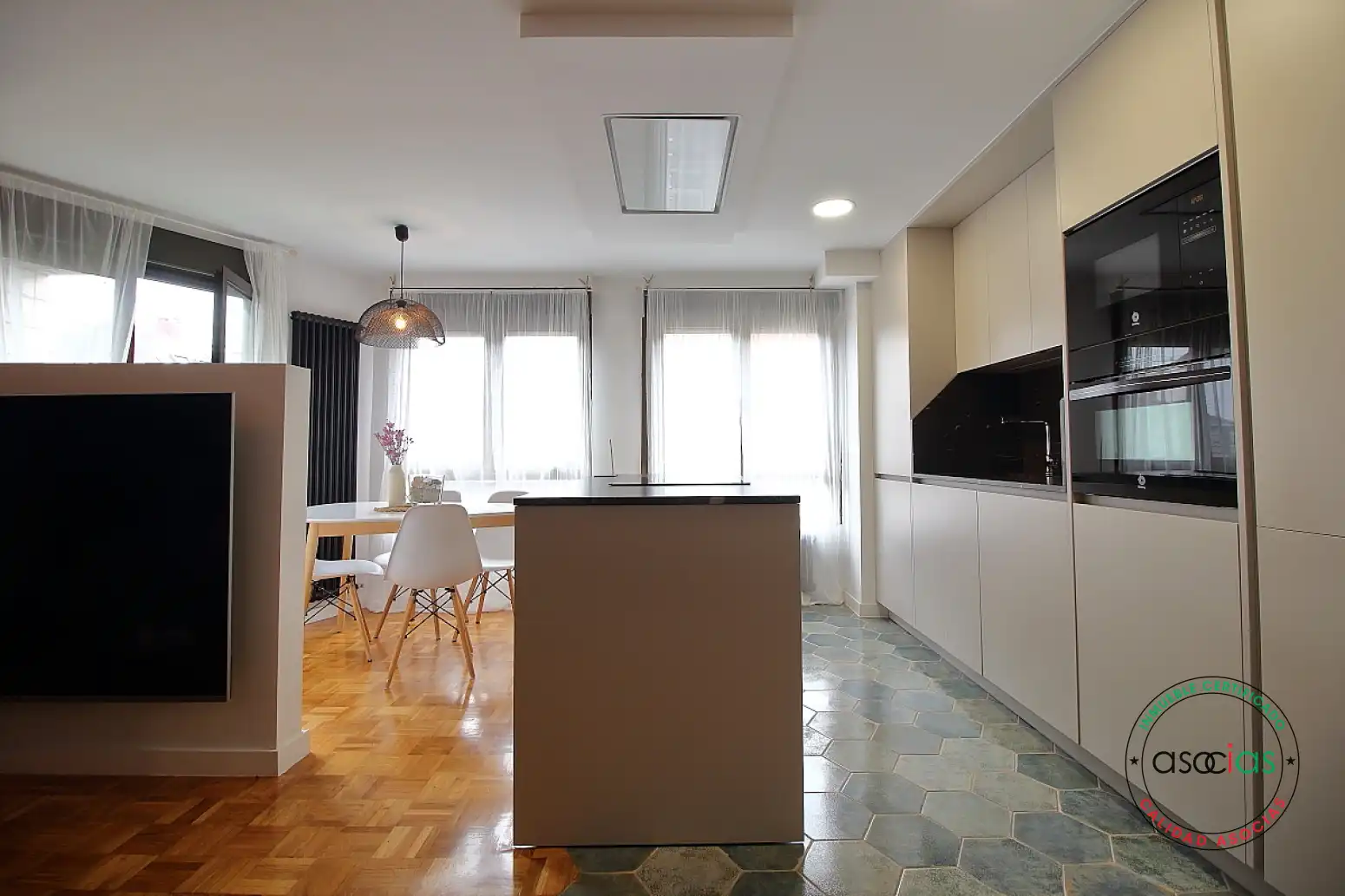 Cuina de Àtic en venda en Gijón  amb Calefacció, Parquet i Terrassa