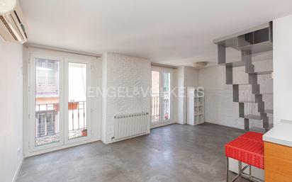 Sala d'estar de Dúplex en venda en  Madrid Capital amb Aire condicionat i Balcó