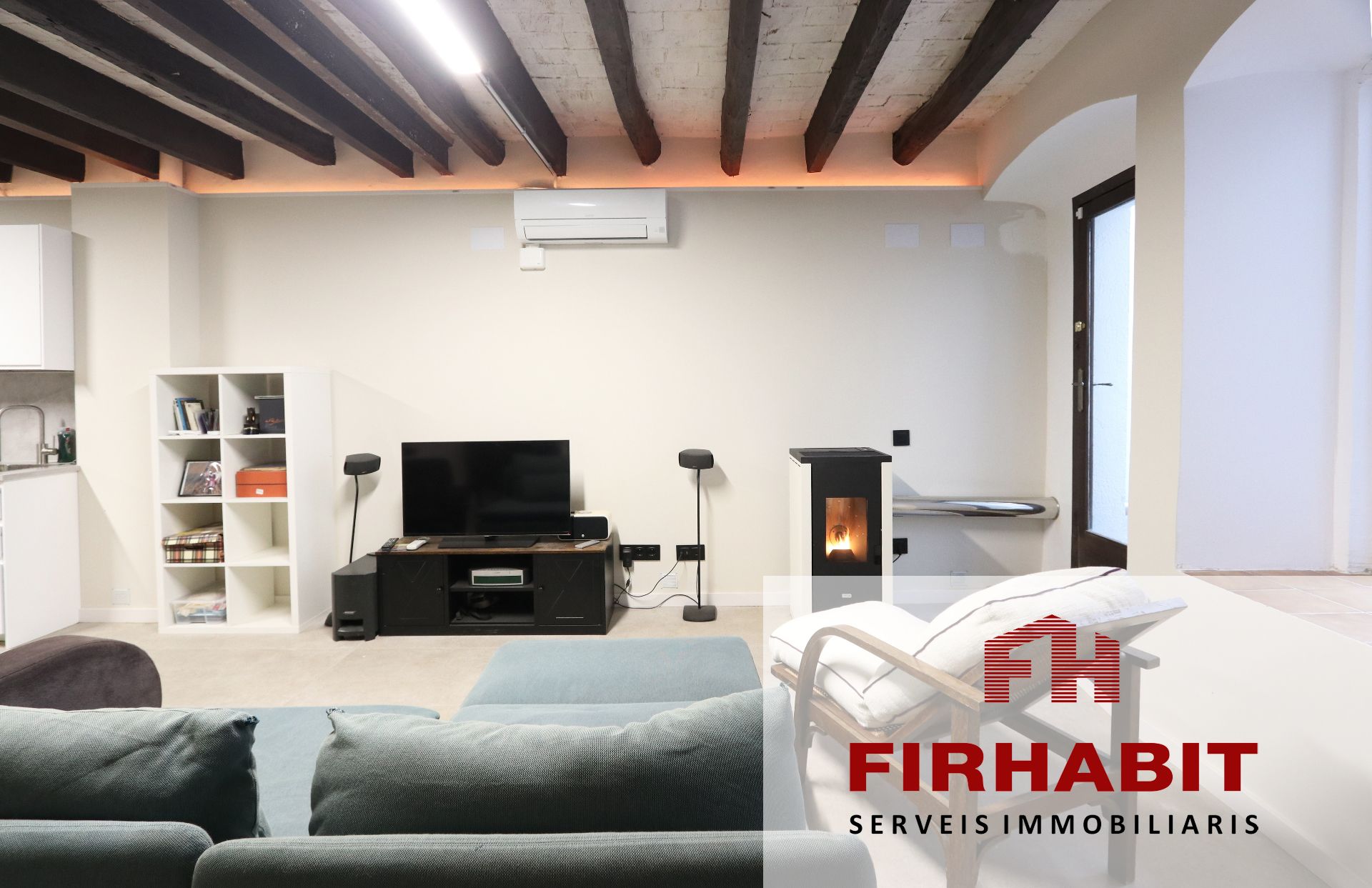 Sala d'estar de Local de lloguer en Canet de Mar amb Calefacció i Moblat