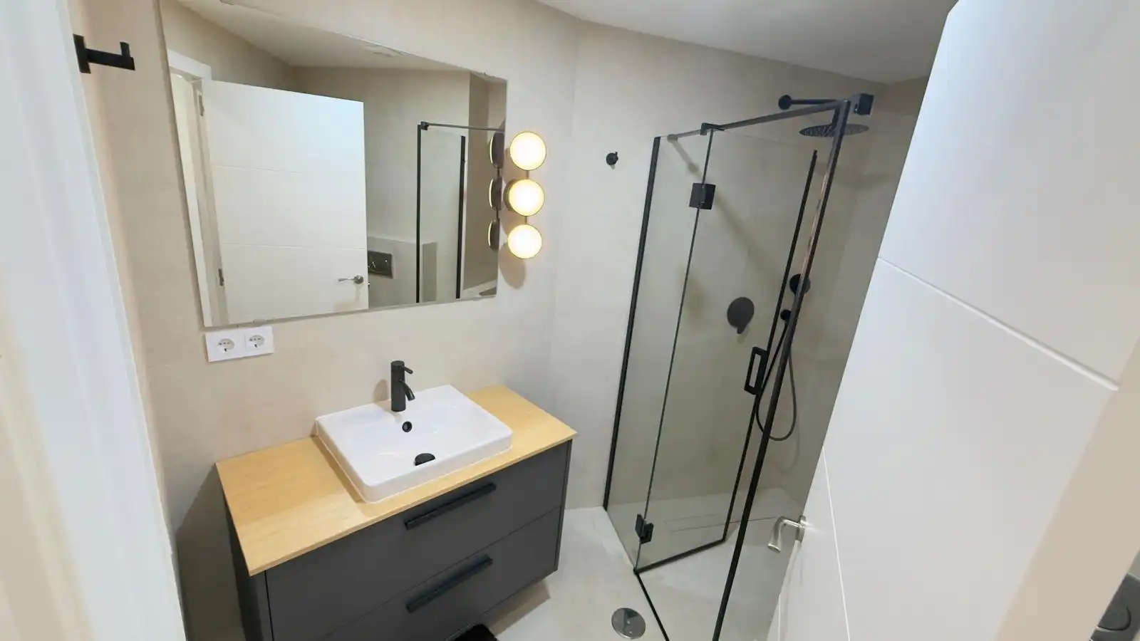 Bany de Apartament de lloguer en Pla - Carolinas