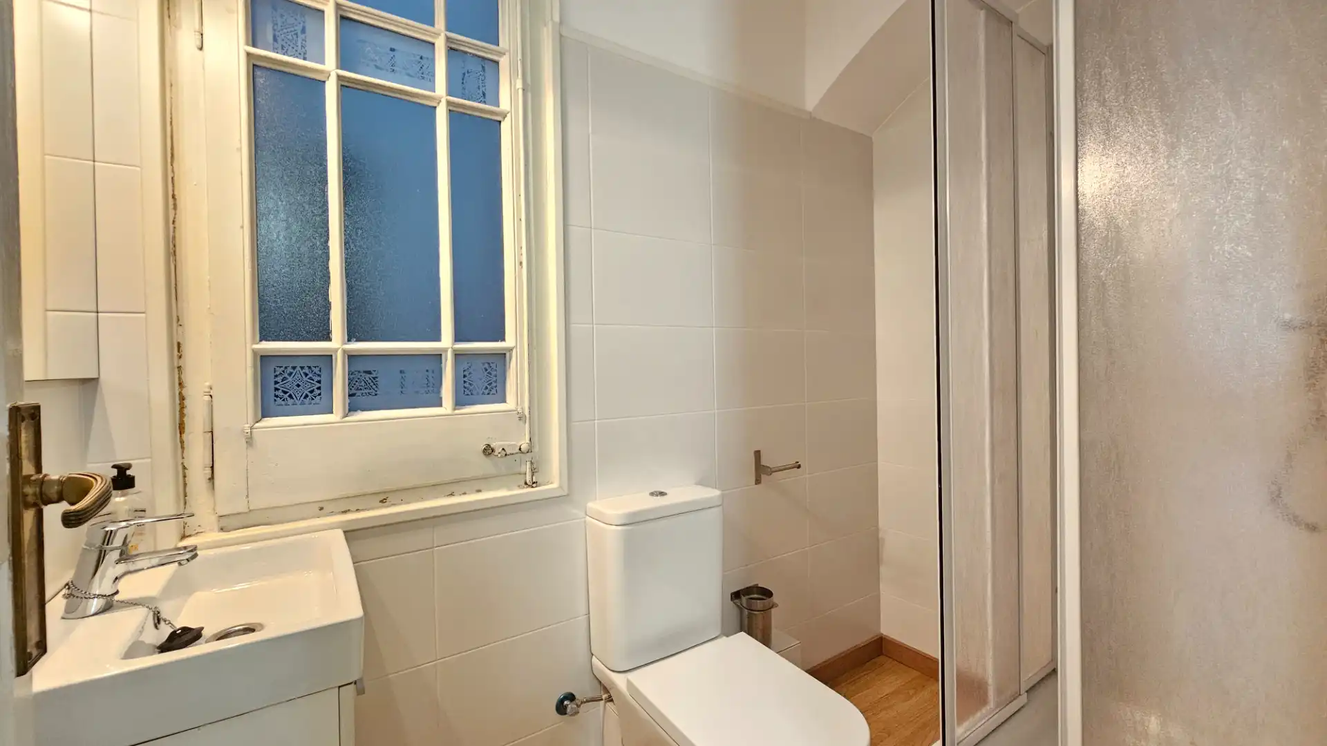 Badezimmer von Büro zur Miete in Barcelona mit Klimaanlage, Heizung und Balkon
