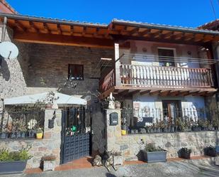 Vista exterior de Casa adosada en venda en Cabuérniga amb Terrassa i Balcó