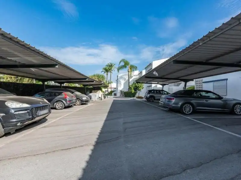 Parking de Planta baja en venta en Marbella con Aire acondicionado, Terraza y Piscina