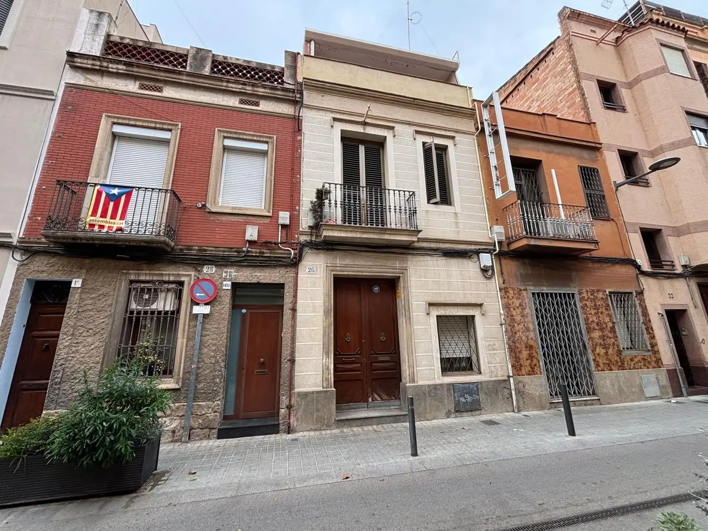 Vista exterior de Casa o chalet en venta en L'Hospitalet de Llobregat con Jardín privado