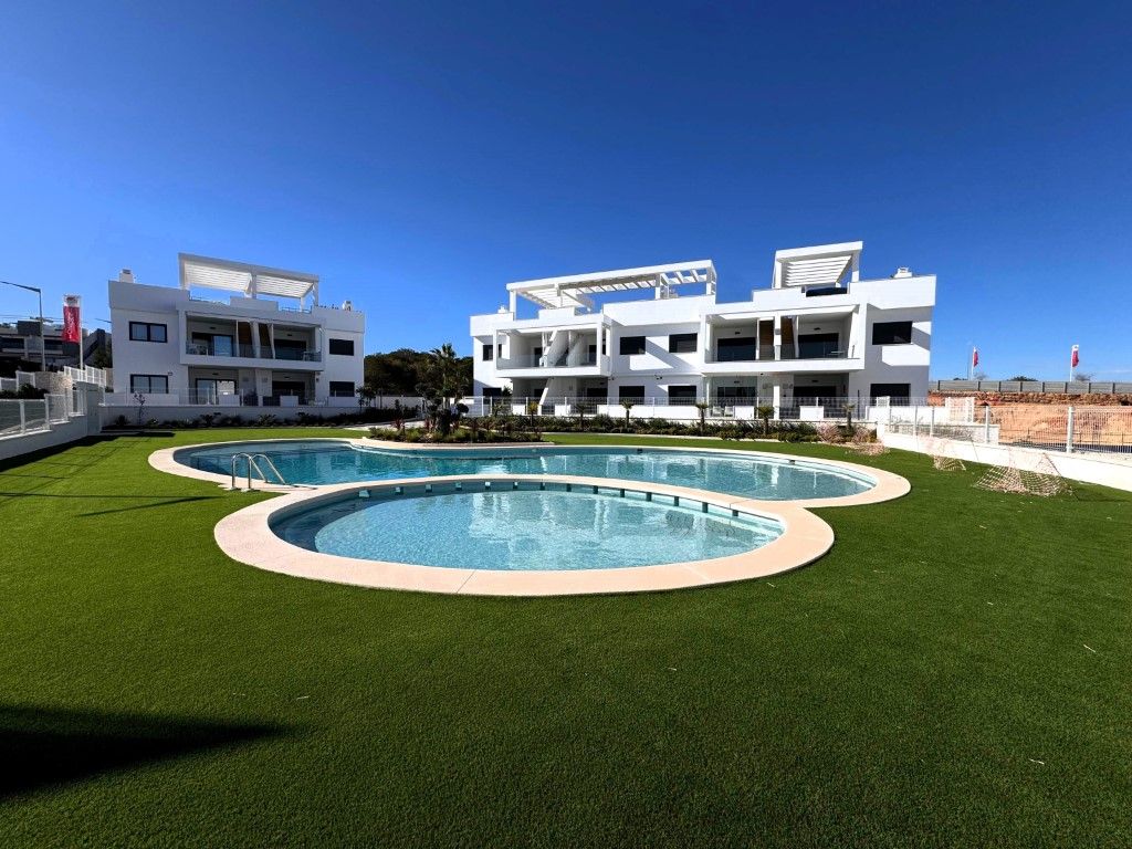 Vista exterior de Casa o chalet en venta en Torrevieja con Terraza y Piscina