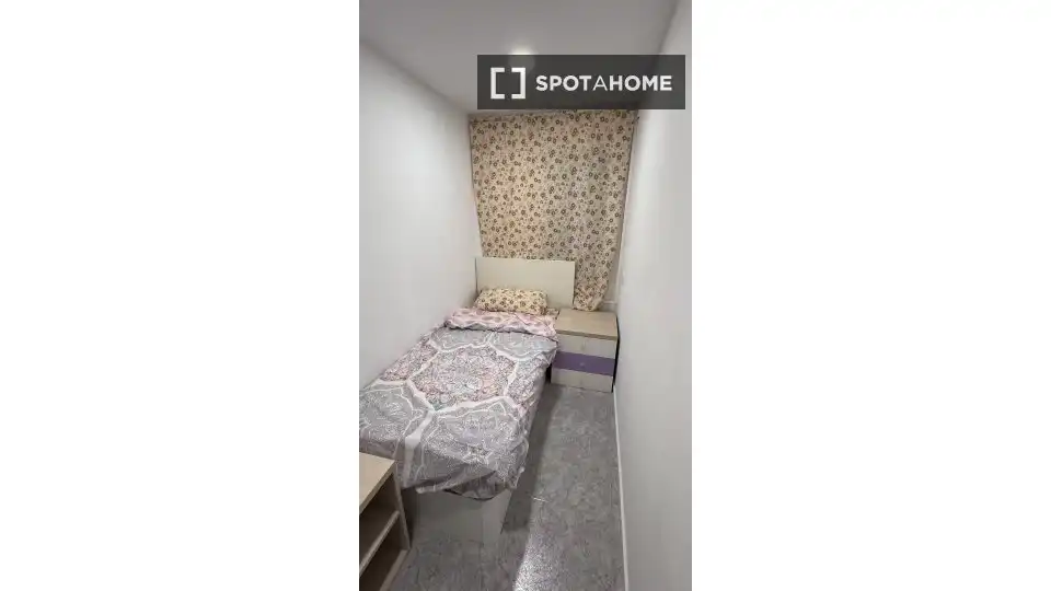 Dormitori de Pis de lloguer en L'Hospitalet de Llobregat amb Aire condicionat, Calefacció i Moblat