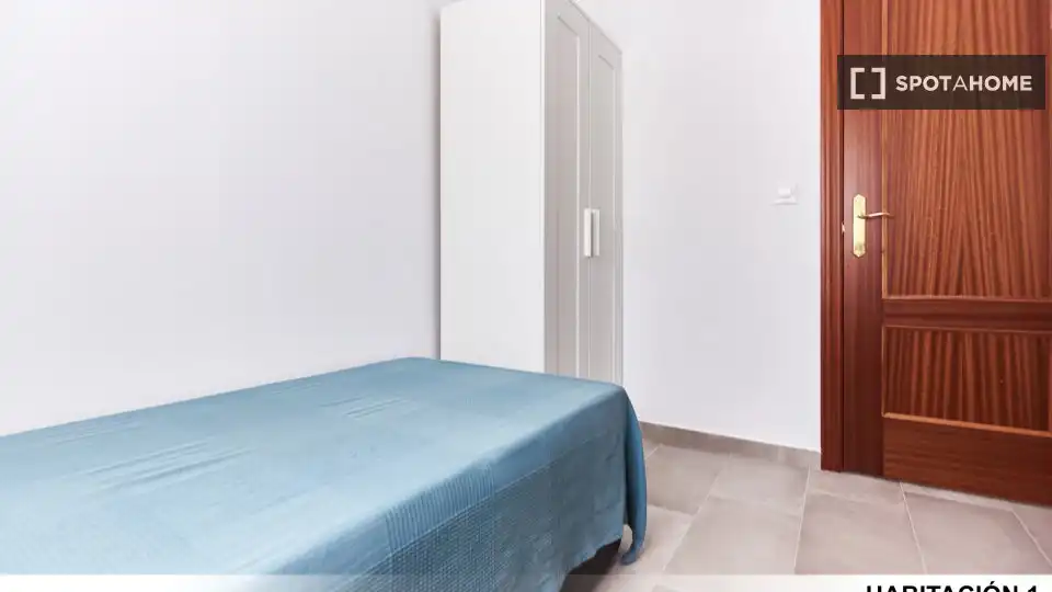 Bedroom of Flat for rent in Sevilla  with Air Conditioner, Heating and Furnished