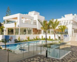 Vista exterior de Casa o xalet en venda en Marbella amb Jardí privat, Terrassa i Traster