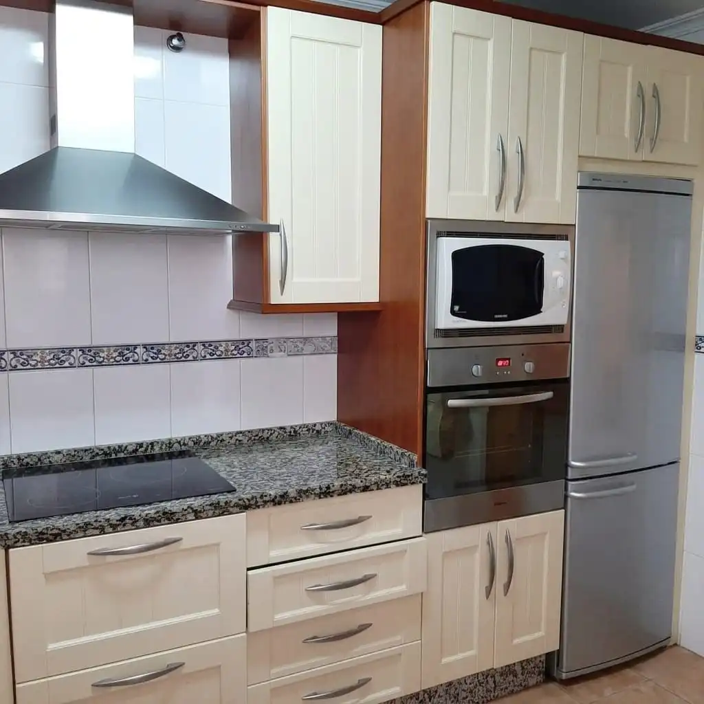 Küche von Wohnung zum Verkauf in Rincón de la Victoria mit Klimaanlage, Terrasse und Abstellraum