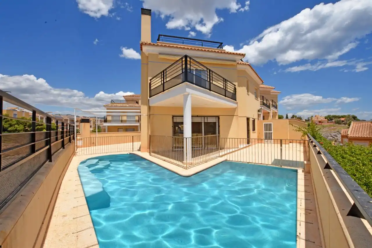 Adossat amb piscina en venda a Calabardina