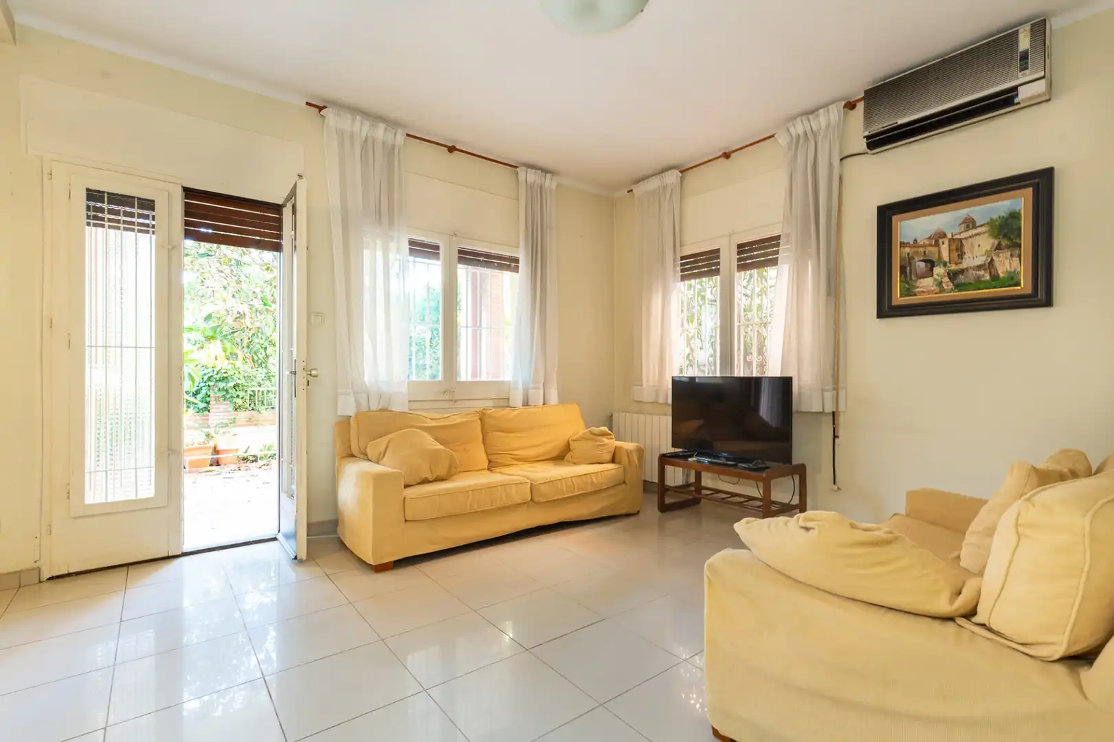 Sala d'estar de Casa o xalet en venda en Montcada i Reixac amb Aire condicionat, Calefacció i Terrassa
