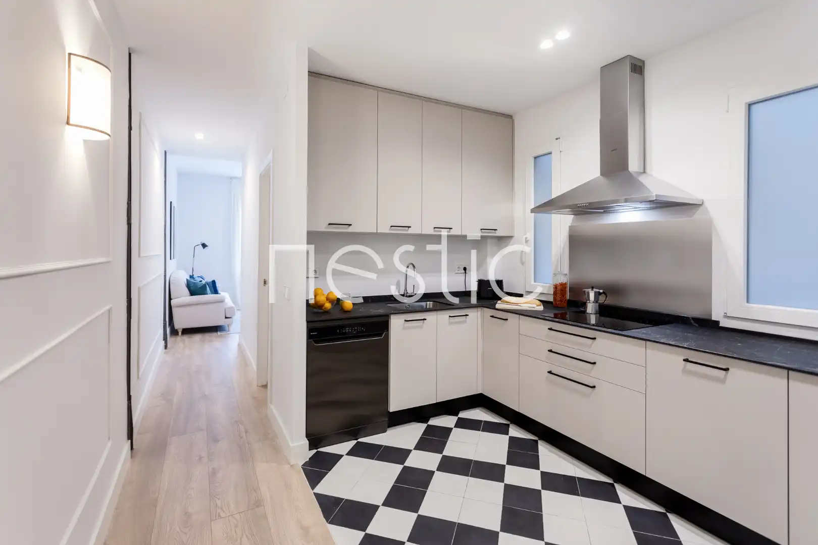 Cuina de Apartament de lloguer en Madrid amb Aire condicionat, Calefacció i Moblat