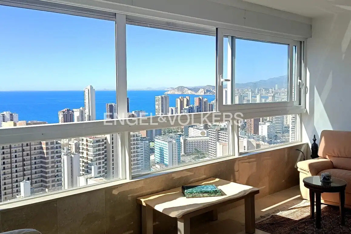 Vista exterior de Àtic en venda en Benidorm amb Aire condicionat, Jardí privat i Piscina comunitària