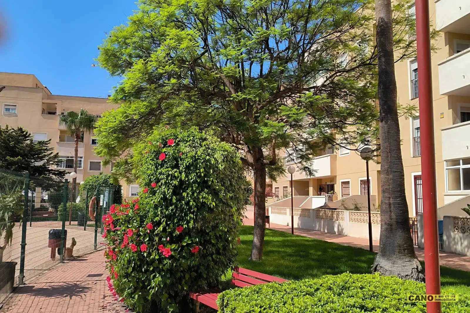 Vista exterior de Piso en venta en Roquetas de Mar con Terraza, Trastero y Piscina