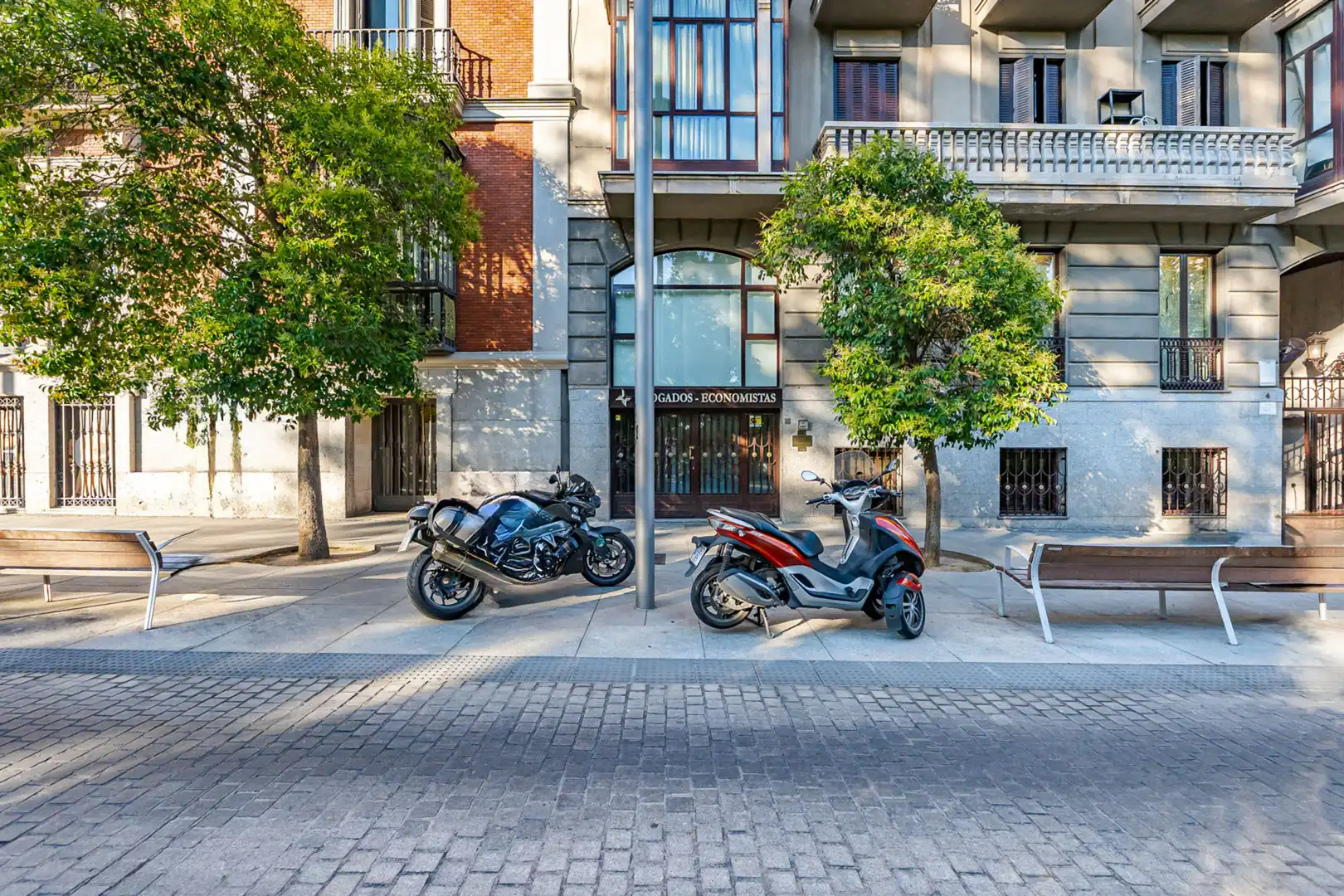 Vista exterior de Local en venda en Madrid amb Aire condicionat, Calefacció i Alarma