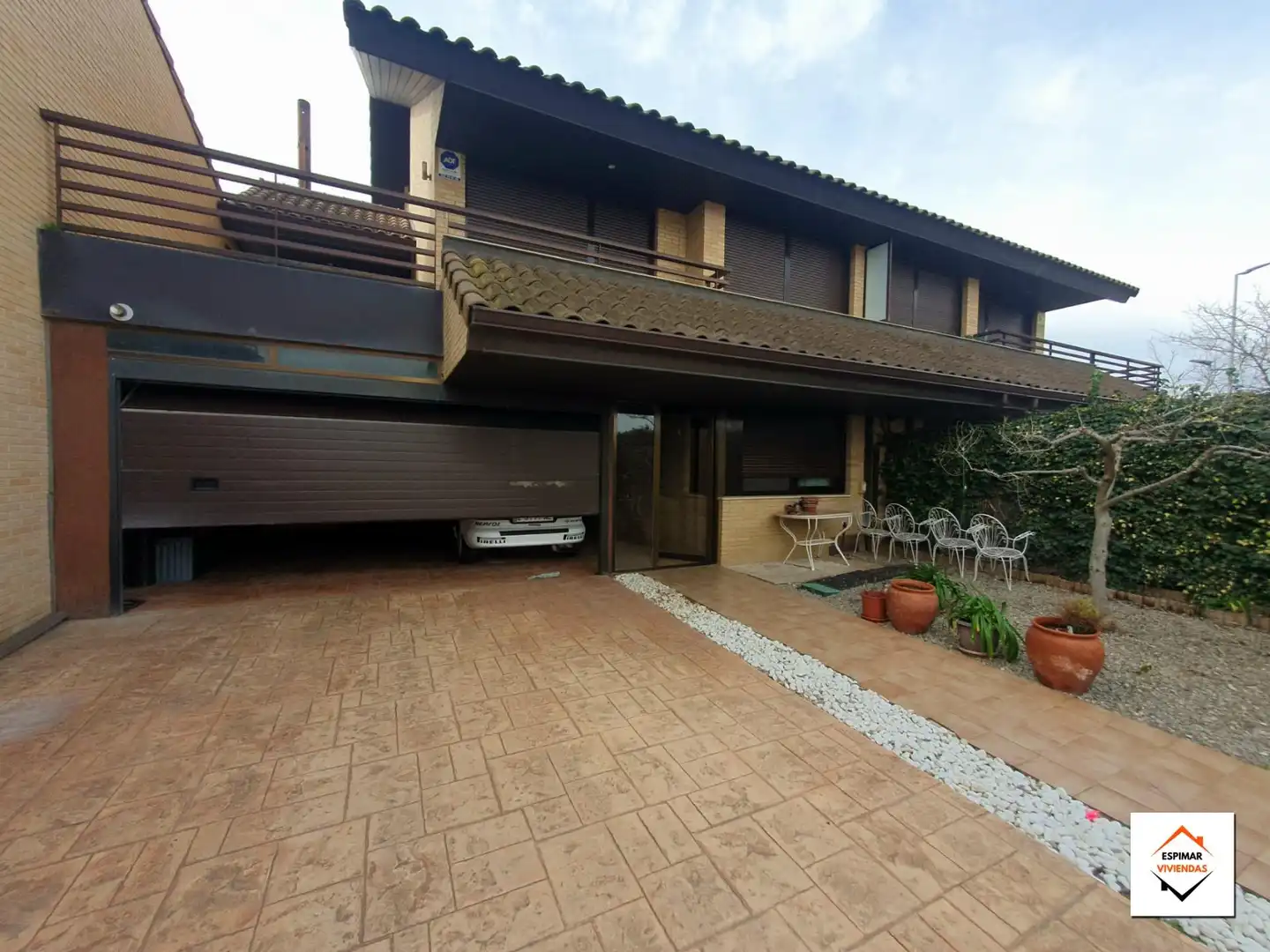 Außenansicht von Einfamilien-Reihenhaus zum Verkauf in Villanueva de Gállego mit Heizung, Privatgarten und Terrasse