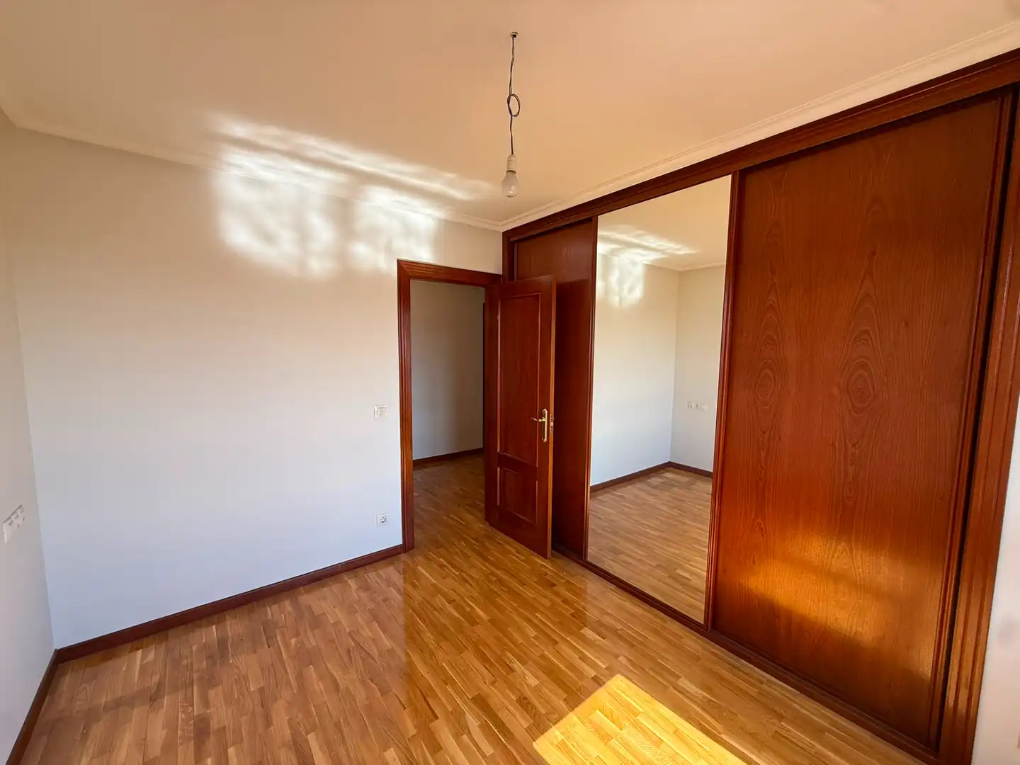 Habitación de Piso en venta en Oviedo  con Calefacción y Trastero