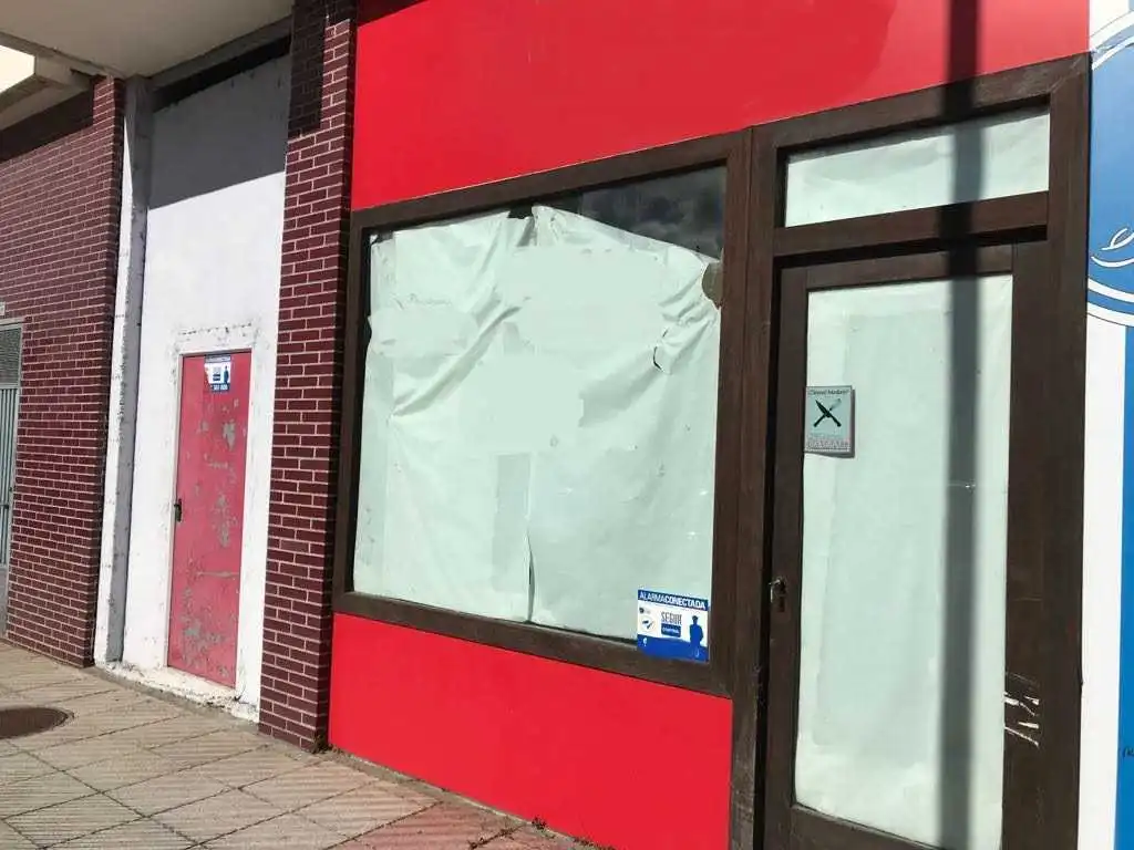 Local comercial en venta en C/ Hermanos Campa