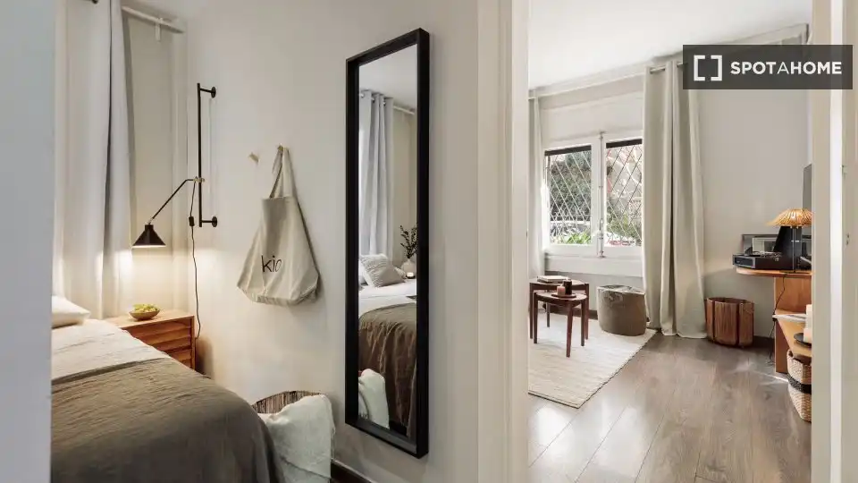 Dormitori de Apartament per a compartir en Barcelona amb Aire condicionat, Terrassa i Moblat