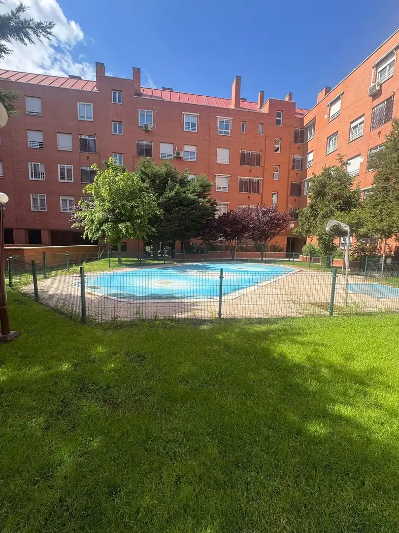 Schwimmbecken von Wohnung zum Verkauf in Madrid mit Klimaanlage, Heizung und Terrasse