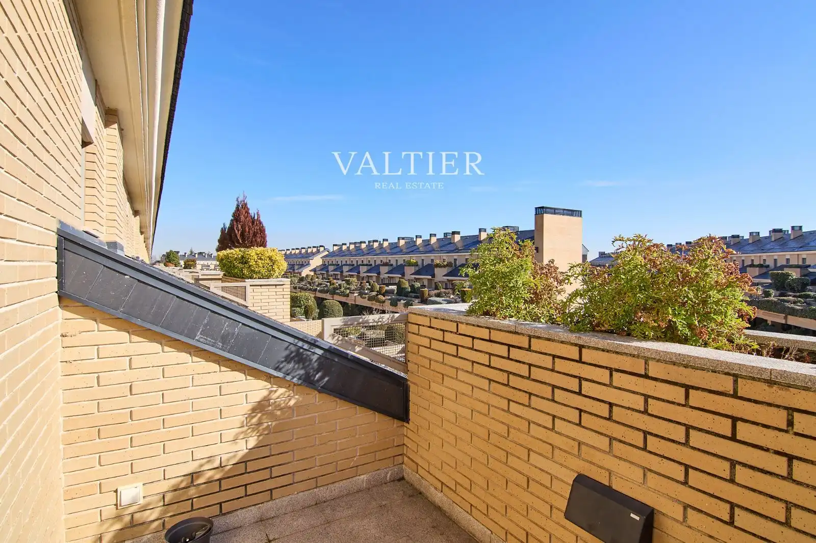 Vista exterior de Casa adosada en venda en Pozuelo de Alarcón amb Aire condicionat, Traster i Piscina