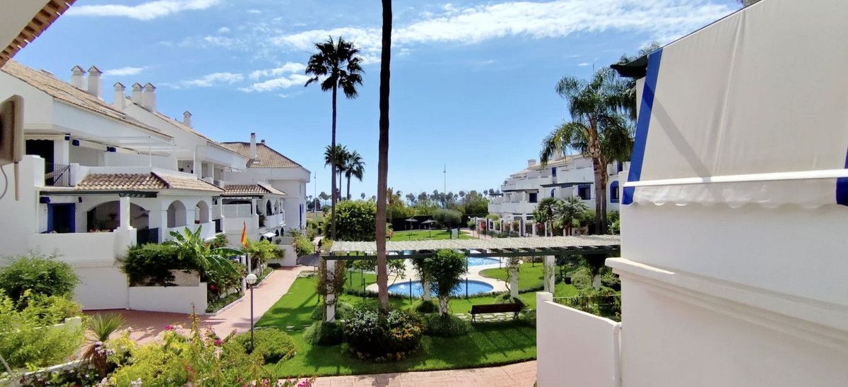 Vista exterior de Apartament en venda en Marbella amb Aire condicionat, Terrassa i Piscina comunitària