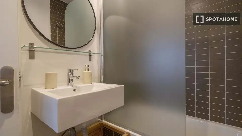 Baño de Piso de alquiler en Madrid con Aire acondicionado, Calefacción y Amueblado
