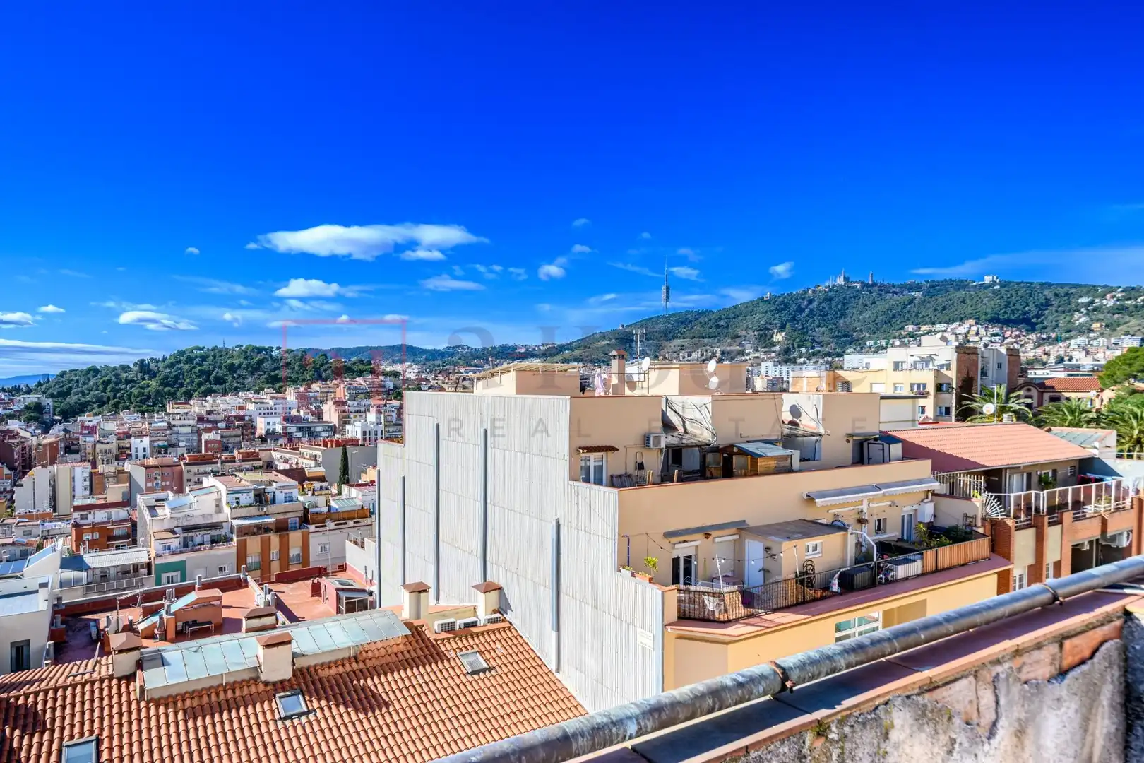 Vista exterior de Pis en venda en Barcelona amb Parquet i Balcó