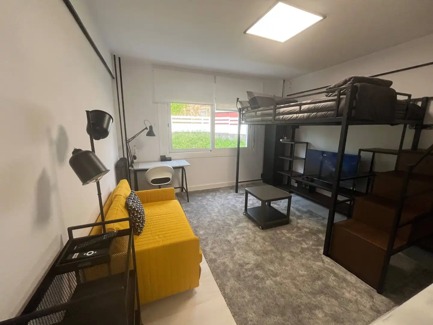 Dormitori de Apartament de lloguer en Santiago de Compostela  amb Calefacció i Moblat