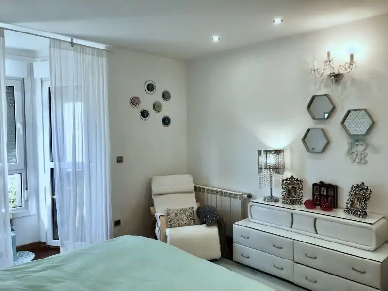 Dormitori de Casa o xalet en venda en Santiago de Compostela  amb Aire condicionat, Calefacció i Terrassa