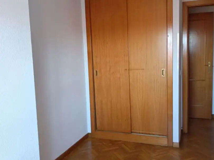 Schlafzimmer von Dachboden zur Miete in Madrid mit Klimaanlage, Heizung und Parkett