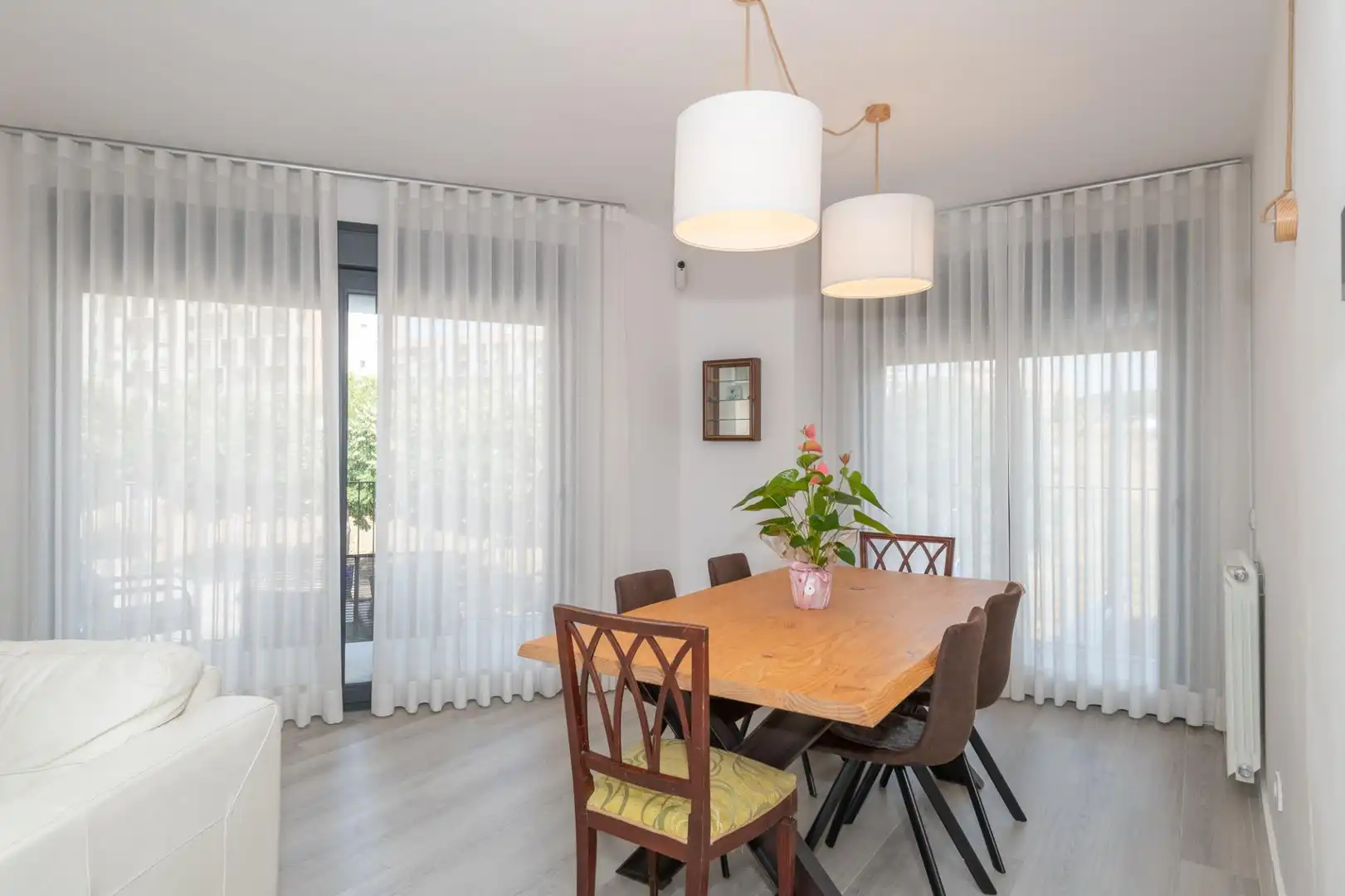 Menjador de Apartament de lloguer en Girona amb Parquet i Piscina comunitària