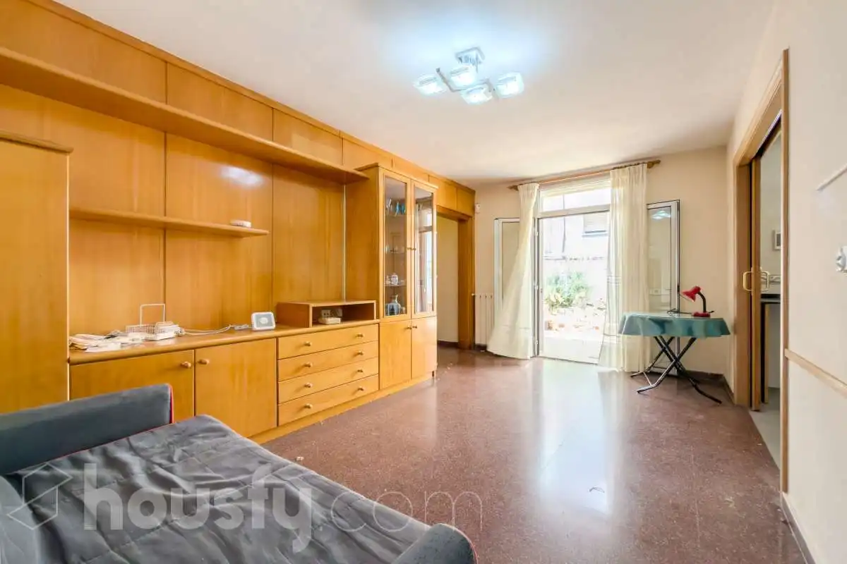 Sala d'estar de Casa o xalet en venda en Barcelona amb Jardí privat, Terrassa i Traster