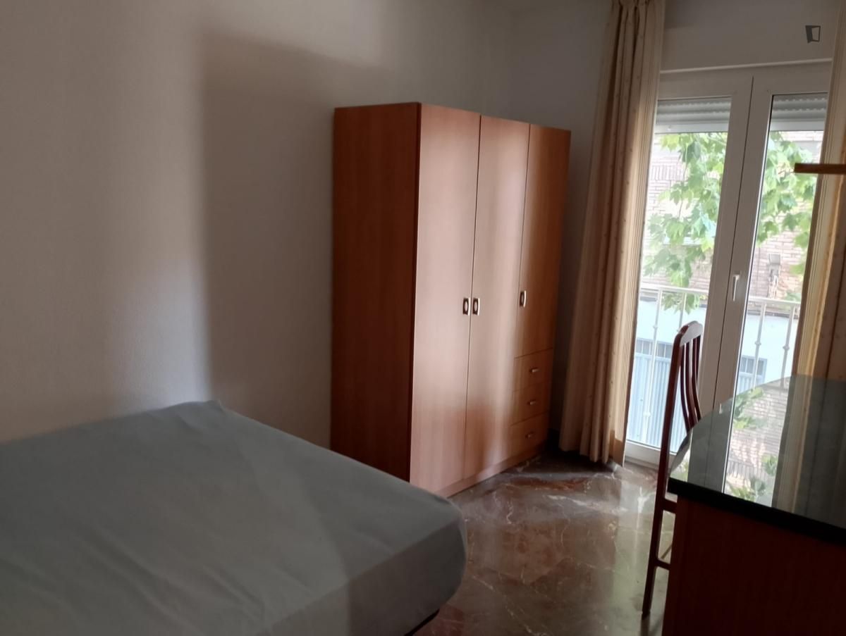 Dormitori de Apartament per a compartir en  Granada Capital amb Aire condicionat, Moblat i Forn