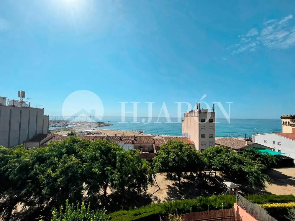 Vista exterior de Casa adosada en venta en El Masnou con Calefacción, Jardín privado y Terraza