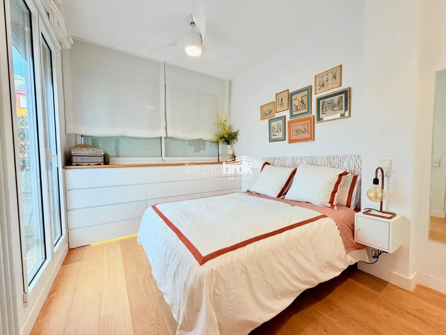 Schlafzimmer von Dachboden zur Miete in Madrid mit Terrasse und Abstellraum