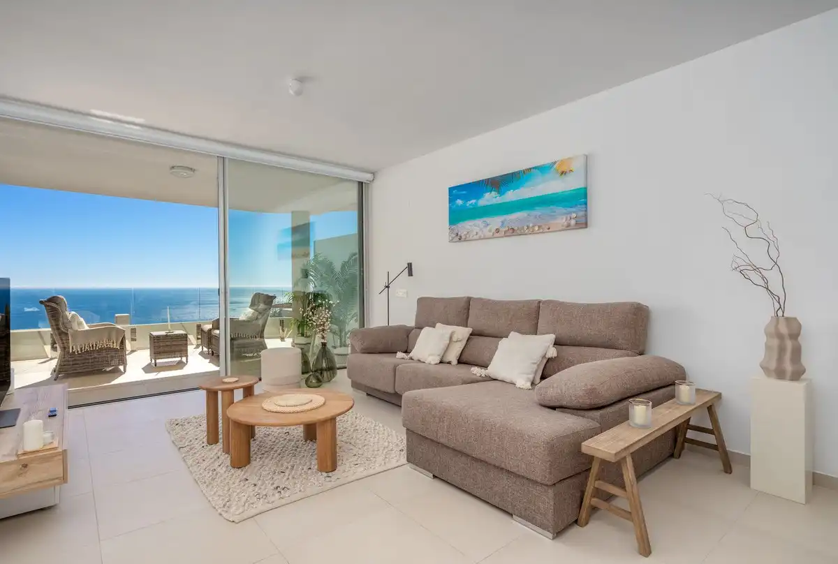 Sala d'estar de Apartament en venda en Benalmádena amb Aire condicionat, Terrassa i Traster