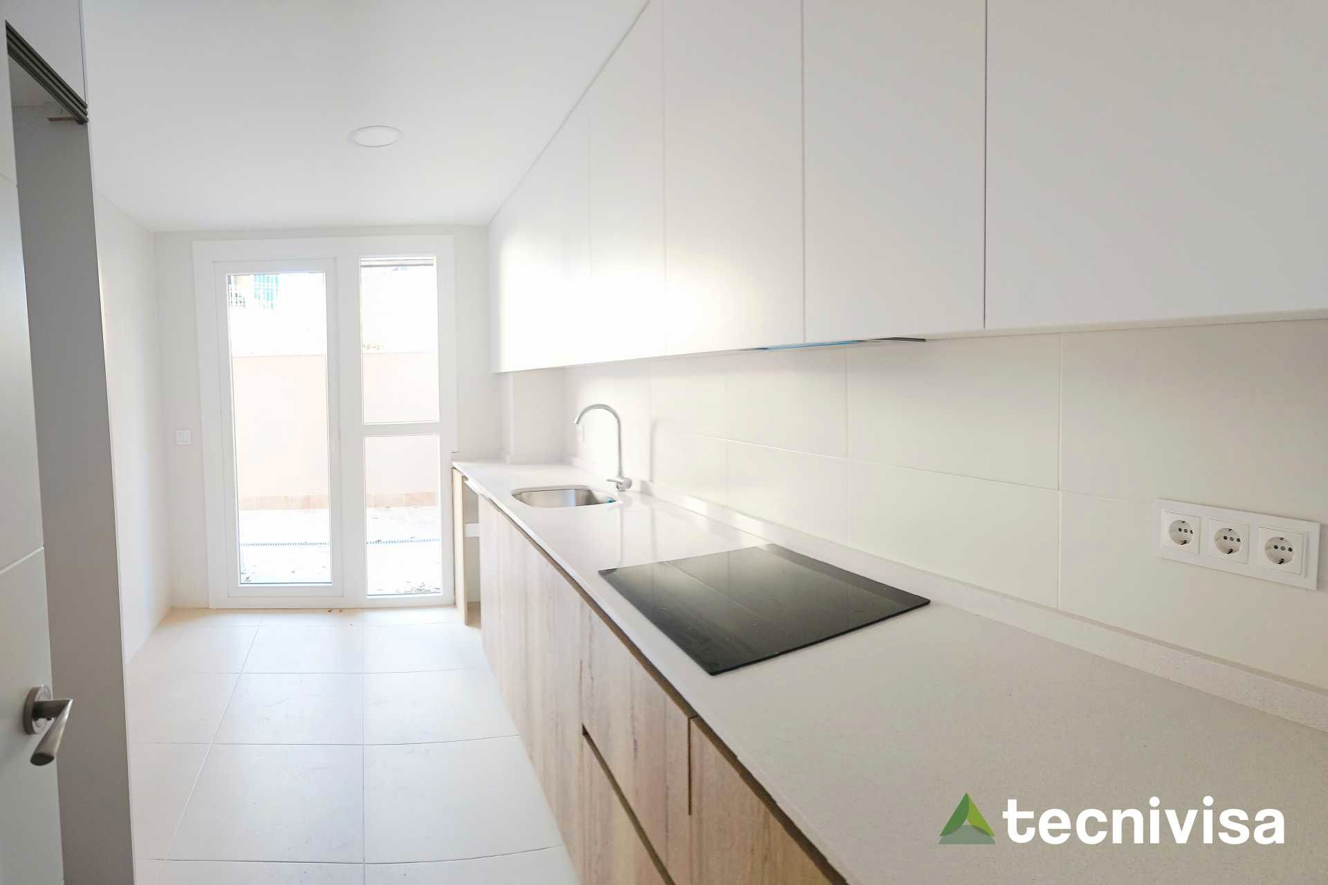 Cuina de Planta baixa en venda en San Sebastián de los Reyes amb Calefacció, Terrassa i Forn