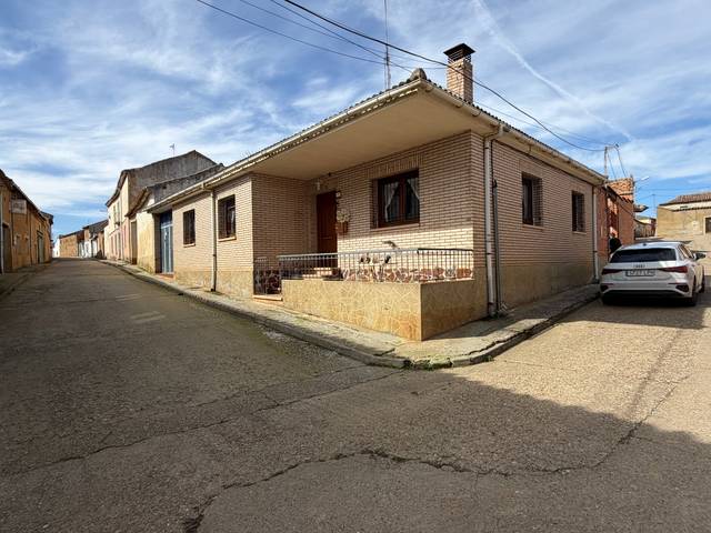 Casa-chalet en Venta en Calle Paraíso en Tordehumos