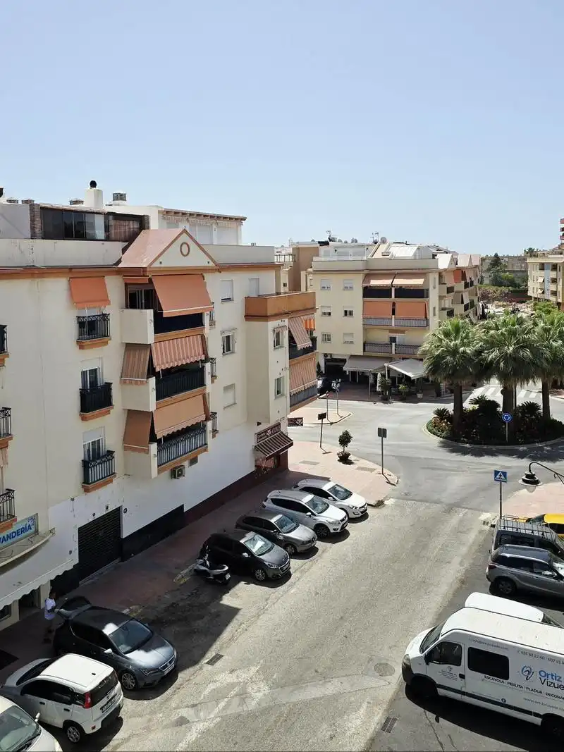 Vista exterior de Àtic de lloguer en Estepona amb Aire condicionat, Terrassa i Piscina
