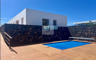 Vista exterior de Casa o xalet en venda en Tías amb Terrassa i Piscina