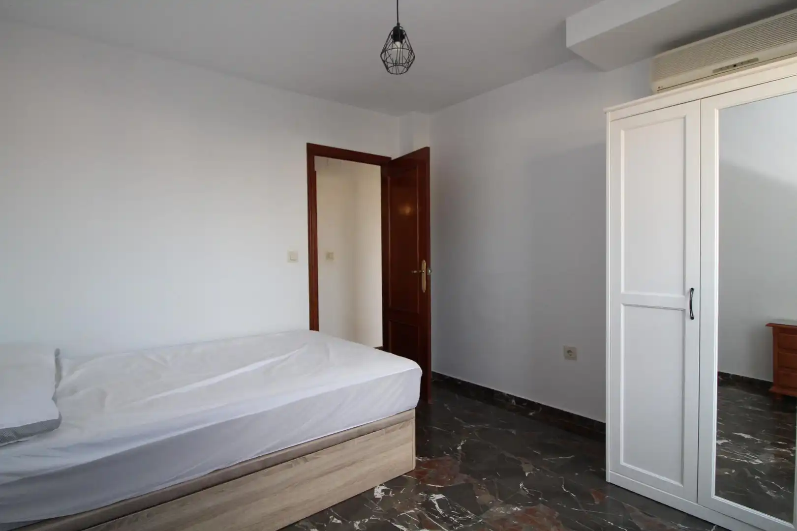 Habitación de Piso de alquiler en Granada con Aire acondicionado, Calefacción y Terraza