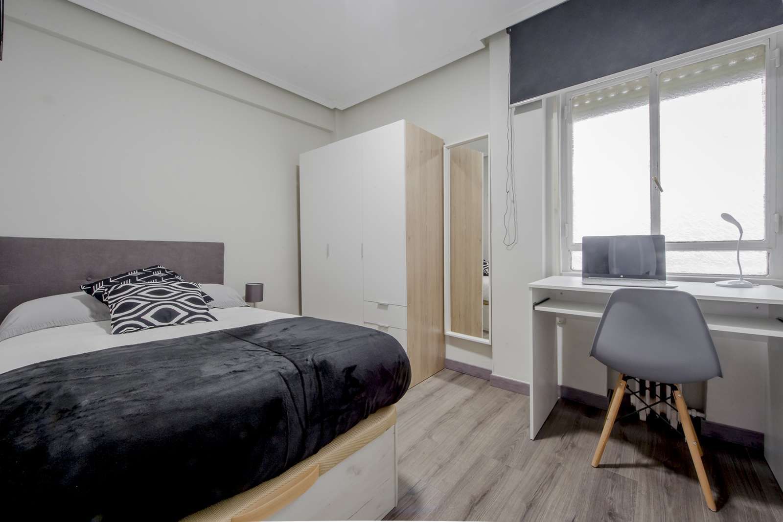 Bedroom of Flat to share in  Madrid Capital  with Air Conditioner and Terrace